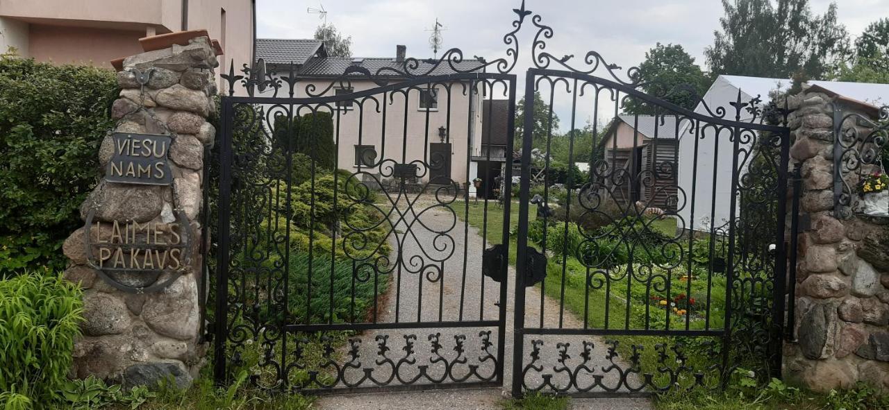 Viesu Nams "Laimes Pakavs" Hotel Straupe Bagian luar foto